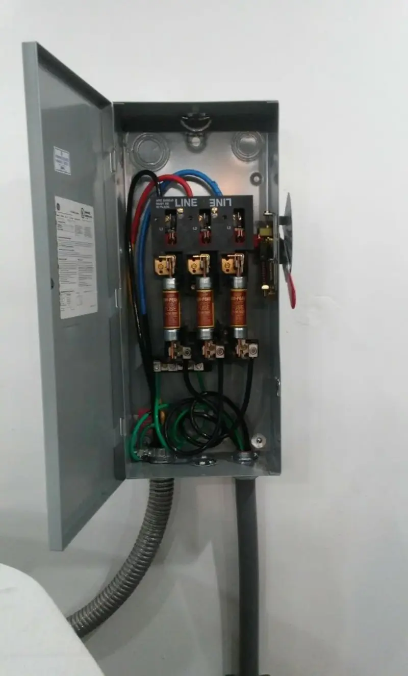 Three-phase disconnect switch installed for Smoke Detector Installation in Alamogordo